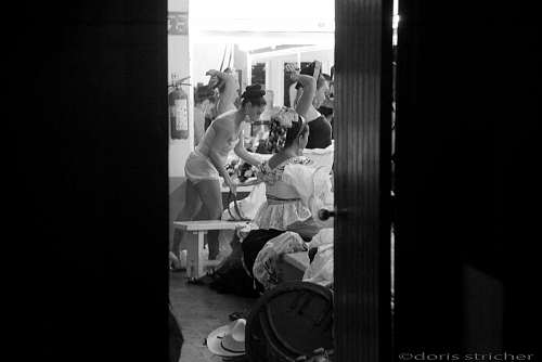 Backstage of a theater, coulisses d'un théâtre. Gynécée - Femmes du Monde - © Doris Stricher