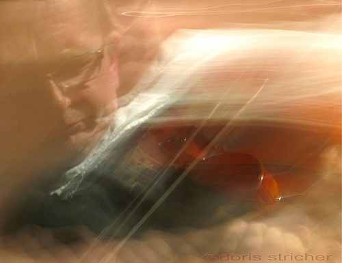 The violonist in action and in blur - © Doris Stricher